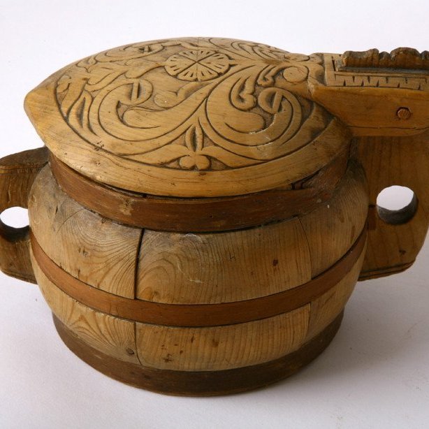 Askurinn er frá Garðsá í Öngulsstaðahreppi og var fyrsti hluturinn sem skráður var sem eign safnsins. 
Eftir 1700 þróuðust húsakynni á þann veg að baðstofan fékk hlutverk svefnherbergis og dagstofu í senn og mataðist heimilisfólk sitjandi á rúmum sínum. Mataraskur var því afar hentugur þar sem húsakostur var þröngur.
Viltu vita meira?
Kristján Eldjárn, Hundrað ár í Þjóðminjasafni. 
Halldóra Arnardóttir, 