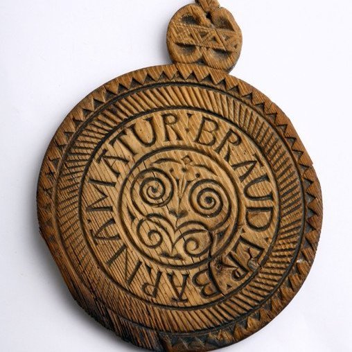 Brauð var ekki algengur matur fyrr en á seint á 19. öld. Slíkur munaður var yfirleitt hafður til hátíðarbrigða og til gjafa. Pottbrauð voru stundum skreytt með því að þrýsta deigi á skreytt mót sem báru ýmisskonar áletrun, sem lyftust upp við baksturinn.
Áletranir eru oftast guðlegs eðlis en einnig þekkjast gamansamar áletranir s.s. Eg vil láta eta mig en ekki geyma Borðaðu brauðið sonur
Flest brauðmót eru frá 19. öld.

Orðtak tengt brauðgerð er: Að skara eld að köku sinni.

Viltu vita meira? 
Hallgerður Gísladóttir, Íslensk matarhefð. s, 214-215.
Kristján Eldjárn, Hundrað ár í Þjóðminjasafni. s, 81.