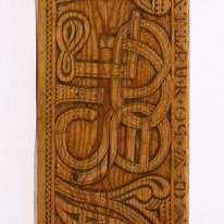 Gripur nr. 401 í munaskrá er rúmfjöl. Eigandi hennar var Páll Steinsson bóndi á Tjörnum í Saurbæjarhreppi. 
Rúmfjalir voru notaðar í baðstofum eftir að þær urðu aðalíverustaðir torfbæjanna. Þeim var smeygt niður með rúmstokk á nóttunni og höfðu þann hagnýta tilgang að halda að rúmfötum svo þau héldust í rúminu. Rúmfjalir afmörkuðu líka það takmarkaða rými sem hver og einn gat haft í baðstofu sem margir deildu. 
Rúm voru ekki persónuleg eign, að minnsta kosti ekki hjúa. En rúmfjölin var einkaeign sem vinnufólk flutti með sér.