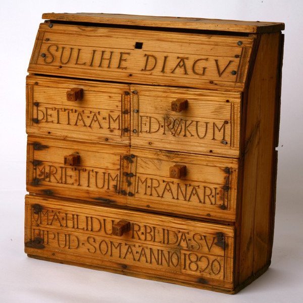 Safngripur nr. 515 er þilkista. 
Þær voru ásamt kistlum ýmisskonar, rúmfjölum, trafakeflum og mataröskum persónuleg eign fólks sem annars átti fátt veraldlegra hluta. Kistunum var ætlað að hanga á þili enda lítið um aðra staði til að geyma hirslur á, nema þá að stinga þeim niður með rúmgafli.