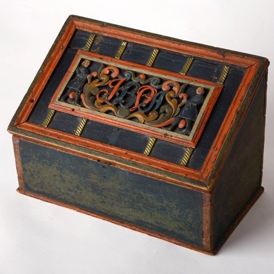 Kistill með útskurði í barokkstíl hefur safnnúmer 613.
Ingólfur Bjargmundsson á Akureyri gaf kistilinn og hafði verið í ætt hans að minnsta kosti frá langa-langömmu hans sem fædd var 1789. Kistillinn hefur gengið milli ættliða til þeirra einstaklinga sem höfðu fangamarkið IB.