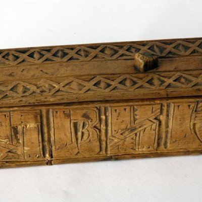 Gripur nr. 774 er prjónastokkur sagður gerður af  Hjálmari Jónssyni, Bólu-Hjálmari (1796-1875). Prjónastokkar eru hirslur fyrir bandprjóna.