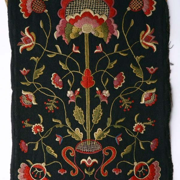 Borð af söðulsessu er númer 1899 í munaskrá Minjasafnsins. 
Sessuna saumaði Anna Jóhannesdóttir, fædd 1827 að Kaðalsstöðum í Fjörðum.

Sú saga fylgir söðulsessunni, að eitt sinn hafi prestsmaddama nokkur komið að heimili Önnu að kvöldi dags og beðist gistingar. Prestskonan var vel út búin og barst nokkuð á. 
Anna hafði næmt auga fyrir því sem fagurt var, og tók hún eftir forkunnarfallegri sessu í söðli maddömunnar. Anna fór þess á leit við prestskonuna að hún fengi að draga upp munstrið á söðulsessunni, en því var þverlega neitað. 
Anna sá ráð við því. Hún fór á fætur snemma morguns daginn eftir og meðan aðrir sváfu náði hún að draga upp munstrið án þess að nokkur yrði þess var. Önnu auðnaðist að ljúka við söðulsessuna sína og ef til vill nota hana sem slíka.