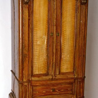 Rúmskápurinn er sagður kominn úr búi Lúdvíks Popp á Sauðárkróki, og á að hafa komið þangað um 1854. Rúmskápurinn er hugvitssamlega gert rúmstæði sem lagt er saman svo minna fari fyrir því á daginn. Þegar það leggst út er framhlið skápsins rúmstæði, en bakhlið skápsins er rúmgafl með krókum til að hengja frá sér fatnað. Þegar búið er um rúmið er sængurfatnaðurinn spenntur niður með leðurólum og geymdur inni í skápnum.
Mikil vinna hefur verið lögð í að láta rúmið líta út eins og myndarlegan skáp með fulningahurðum og tveim skúffum. Húsgagnið er allt æðarmálað (oðrað) að utan, en ómálað að innan.