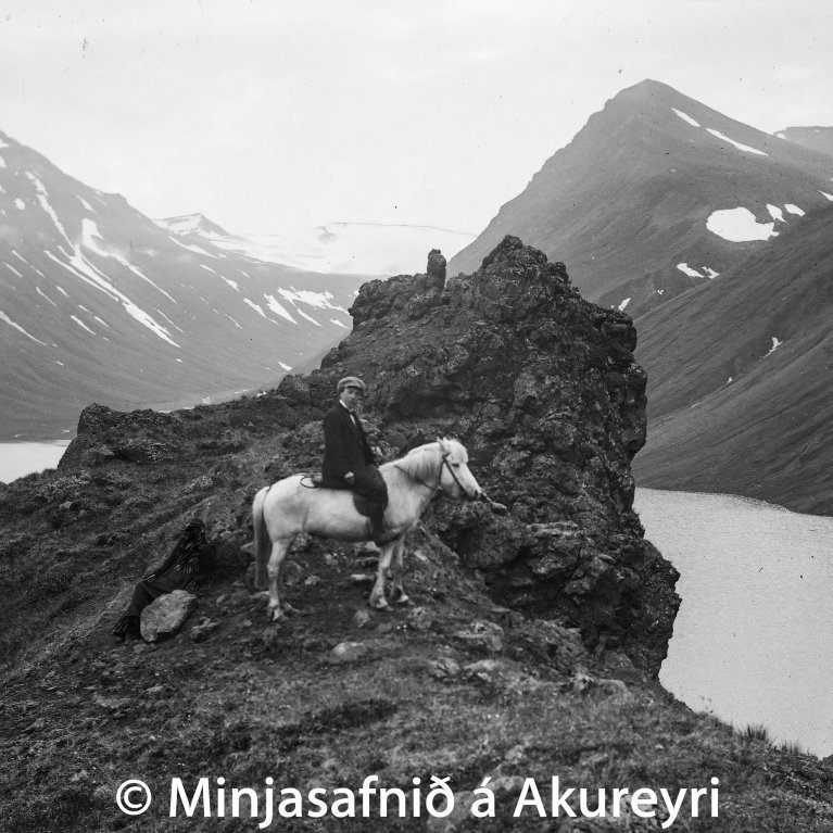 Við Hraunsvatn í Öxnadal.