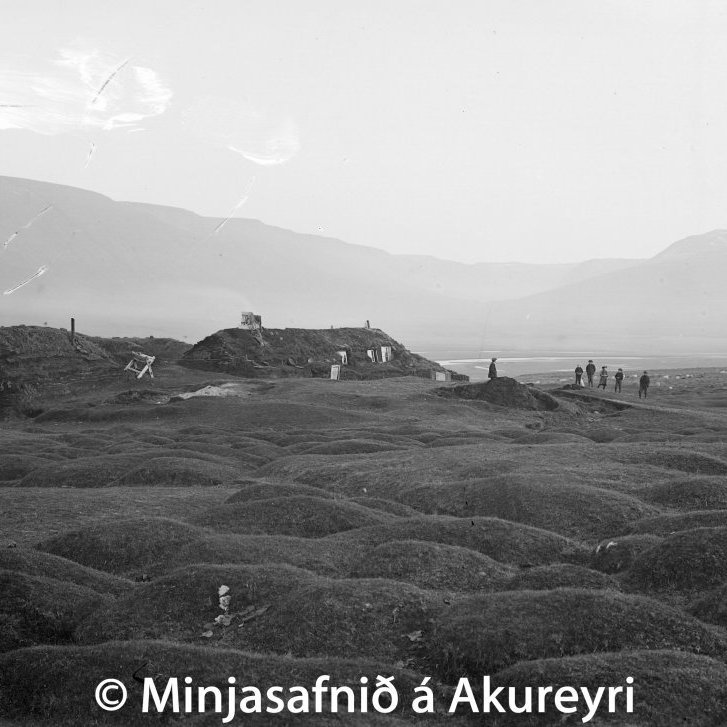 Gamli bærinn á Naustum. Árið 1909 var Naustaland að fullu sameinað lögsagnarumdæmi Akureyrarkaupstaðar. Landamerki Nausta og Eyrarlands voru á sínum tíma við Búðargil, en Nausta og Kjarna við Grásteinsgil.