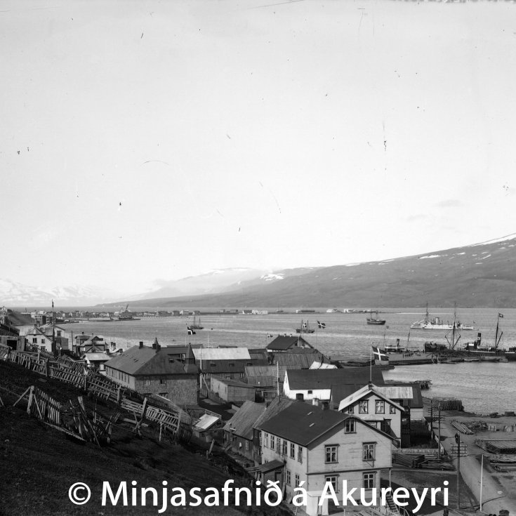 Gatnamót Aðalstrætis og Hafnarstrætis upp úr aldamótum. Næst er Aðalstræti 16, hús Sigtryggs Jónssonar timburmeistara. Fáni blaktir við hún á Hafnarstræti 3, húsi Klemensar Jónssonar, sýslumanns og bæjarfógeta, sem byggt var árið 1902. Þar var fyrsta símstöðin til húsa og tannlækningastofa Friðjóns Jenssonar.