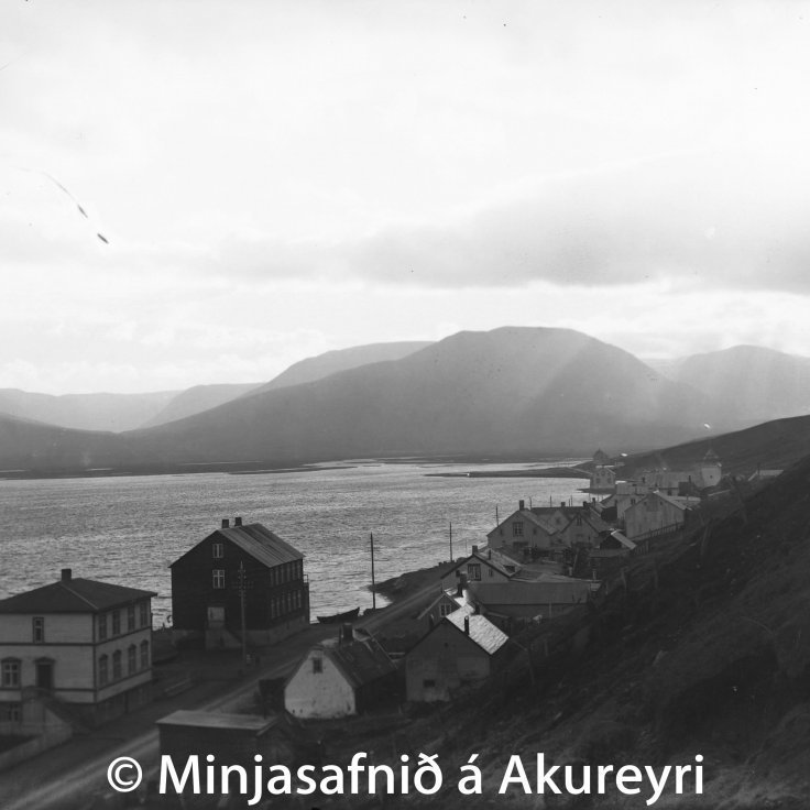 Fjaran. Næst sjónum standa Aðalstræti 19, hús Sigurðar Hjörleifssonar læknis, byggt árið 1904 og sunnan við það (fjær) Bæjarhúsið, byggt árið 1900. Það var rifið árið 1978.