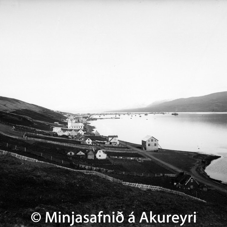 Fjaran árið 1903. „Syðsta húsið“ neðst til hægri. Hús Lárusar Thorarensen, Aðalstræti 63, í smíðum. Gamla Akureyrarkirkjan, sem reist var 1862, er á miðri mynd. Hún var rifin 1943.