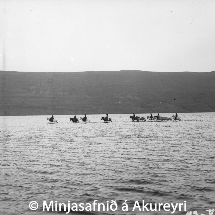 Vaðlarnir, leið ferðamanna að austan til Akureyrar áður en Eyjafjarðará var brúuð árið 1923. Komið var að landi nálægt Akureyrarkirkjunni sem þá stóð í Fjörunni þar sem Minjasafnskirkjan stendur nú.