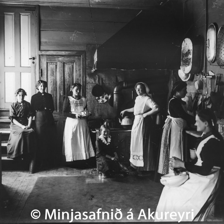 Húsmæðrakennsla í eldhúsi Gróðrarstöðvar Ræktunarfélags Norðurlands.
