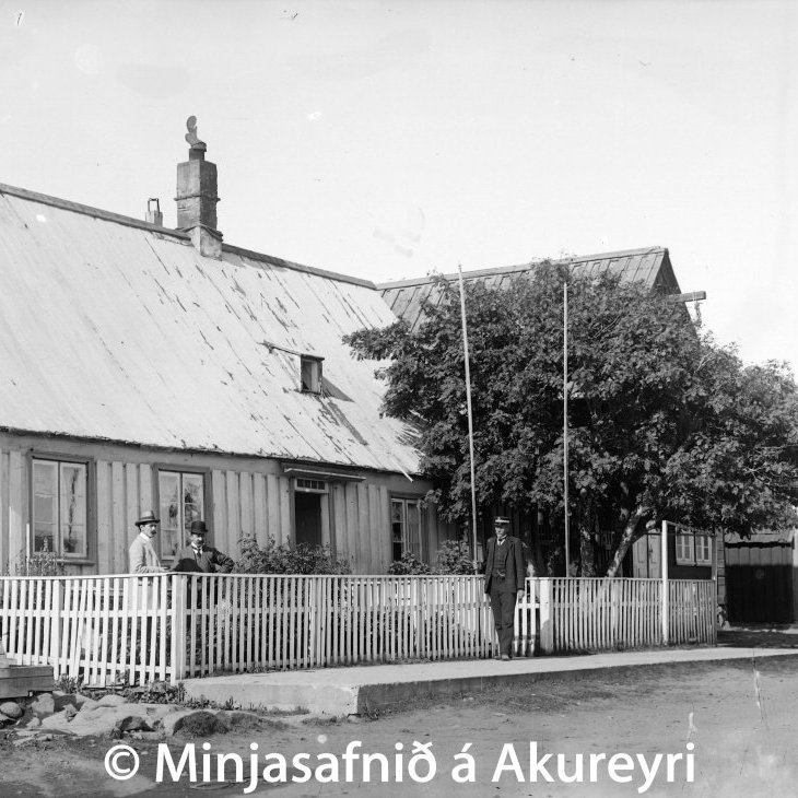 Laxdalshús Akureyri, Hafnarstræti 11, elsta hús Akureyrar, byggt árið 1795. Bakvið tréð er krambúðin, rifin um 
Húsið er kennt við Eggert Grímsson Laxdal sem bjó í því 1875-1902, var lengi einn áhrifamesti borgari bæjarins. Hann sat lengi í bæjarstjórn, og vel virtur af bæjarbúum.