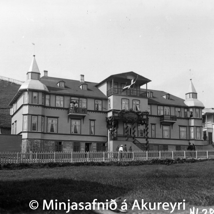 Hótel Akureyri, Aðalstræti 12, byggt árið 1902. Vigfús Sigfússon átti húsið, og rak hótelið af miklum myndarskap. Eftir 1916 var það leigt og því síðar breytt í fjölbýlishús, en þó alltaf kallað „Gamla hótelið“. Það brann árið 1955.
Hér er Hótel Akureyri skreytt við konungsheimsókn 1908.