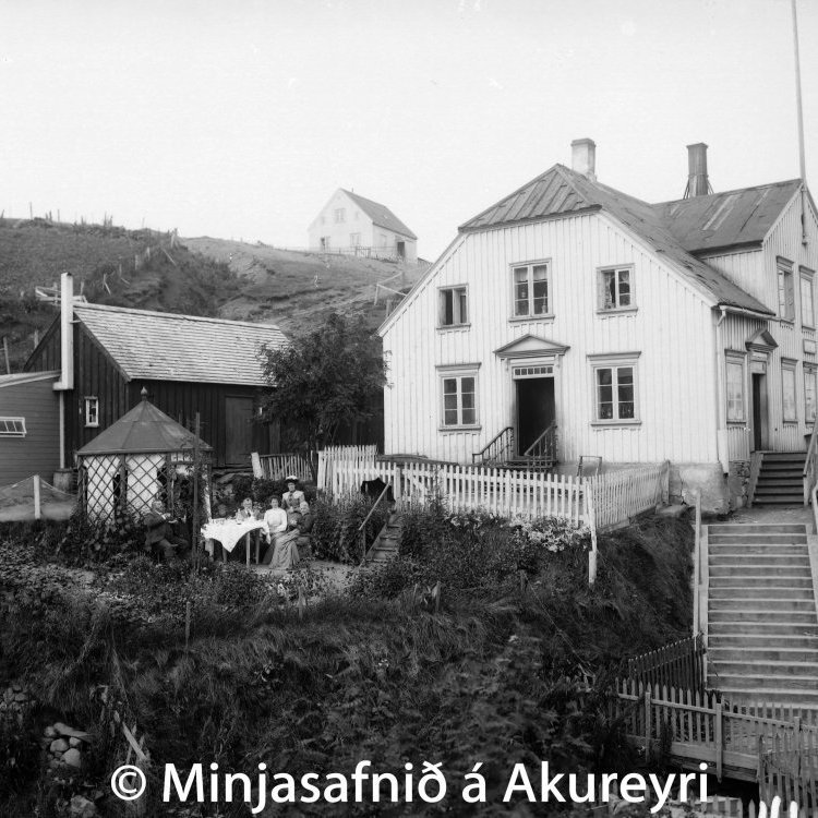 Apótekið, Aðalstræti 4, sem Jóhann lyfsali Thorarensen reisti árið 1859. Hér var lyfjabúðin allt til ársins 1928, er hún var flutt í Hafnarstræti 104. Ofar í brekkunni er hús Jóhannesar Halldórssonar, cand.theol. og skólastjóra, Ráðhússtígur 4, byggt um 1880. Þar bjó lengi Lárus J. Rist ásamt fjölskyldu sinni. Lárus var landsþekktur leikfimi- og sundkennari og synti fyrstur manna yfir Oddeyrarál árið 1907. Slökkvilið Akureyrar brenndi Ráðhússtíg 4 árið 1969. Apótekið stendur hins vegar enn og hefur nýlega verið endurgert.