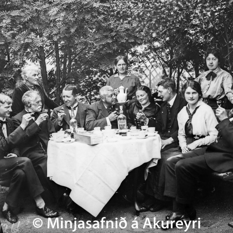 Garðveisla hjá Ölmu og Oddi Carl Thorarensen apótekara. Annar frá vinstri er Hendrik Schiöth og að baki hans frú Anna kona hans, þá Jón Stefánsson ritstjóri, Oddur og frú Alma Thorarensen, fæddi Schiöth. Yst til hægri sitja Hinrik Thorarensen og frú Svanlaug kona hans og að baki hennar er Olivia Thorarensen. Oddur C. Thoraensen rak Akureyrar Apótek á árunum 1886-1918.
Þau hjón Oddur og Alma ræktuðu fagran trjá- og blómagarð sunnan við húsið. Ræktunin hófst 1896 og var hann því einn elsti skrúðgarður bæjarins.
