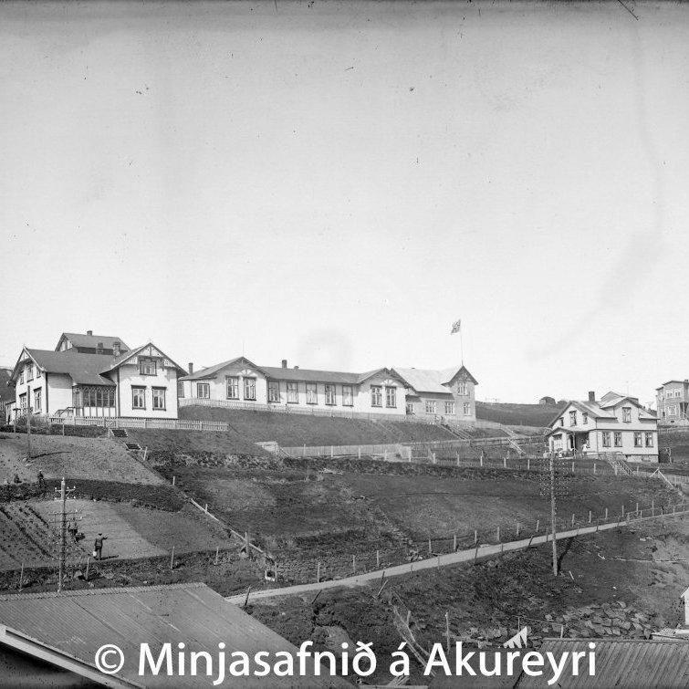 Spítalinn í nýju húsi við Spítalaveg, sem byggt var á árunum 1898-1899 eftir teikningu Guðmundar Hannessonar héraðslæknis. Viðbygging úr steinsteypu var reist árið 1920. Þegar spítalinn var rifinn um 1955 voru allir máttarviðir hans fluttir upp í Hlíðarfjall og eru þar burðarstoðir í skíðahótelinu. 
Læknishúsið til vinstri. Þar bjó Guðmundur Hannesson læknir frá 1900-1908 og síðan Steingrímur Matthíasson til ársins 1936. Til hægri er Spítalavegur 8, hús Stefáns Stefánssonar skólameistara, byggt árið 1907 og efst til hægri er Spítalavegur 15, 17 og 19, byggð 1906 og 1907.