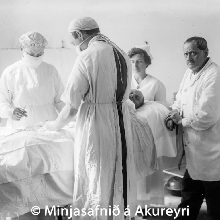 Á skurðstofu. Læknarnir Steingrímur Matthíasson og Jónas Rafnar, Júlíana Friðriksdóttir hjúkrunarkona og Þórður Guðmundsson aðstoðarmaður.