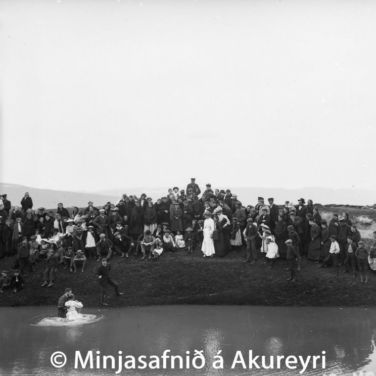Skírn í Sjónarhæðarsöfnuði Arthurs Gook trúboða í gamla sundpollinum þar sem nú er Sundlaug Akureyrar.