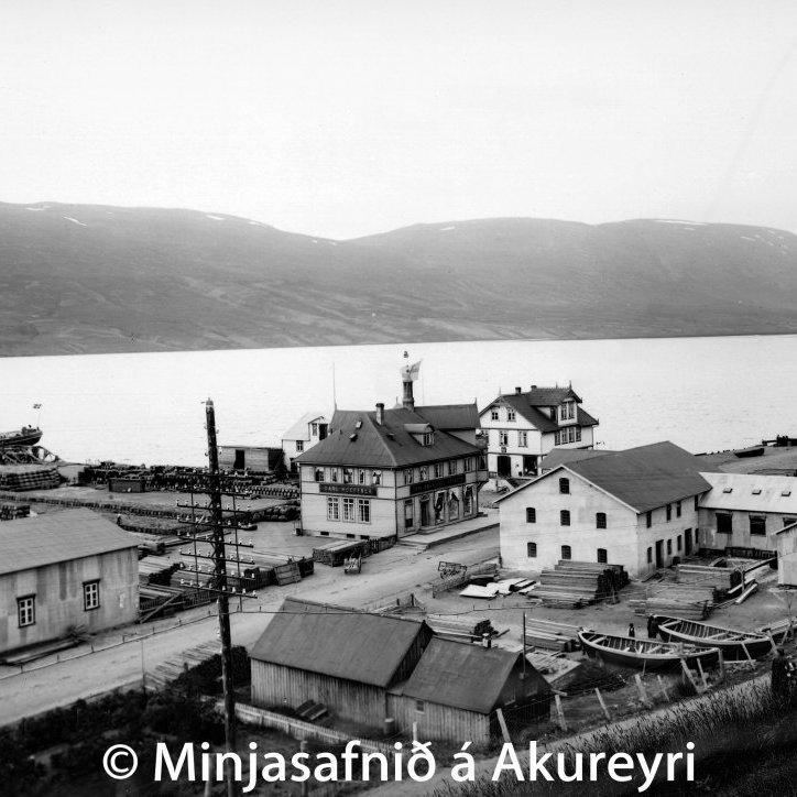Athafnasvæði Carls Höepfners og Ottós Tuliniusar um 1915. Verslunarhús Höepfners, byggt 1911. Vörugeymslan var byggð 1913 og sláturhúsið 1915, bæði vestan götu.