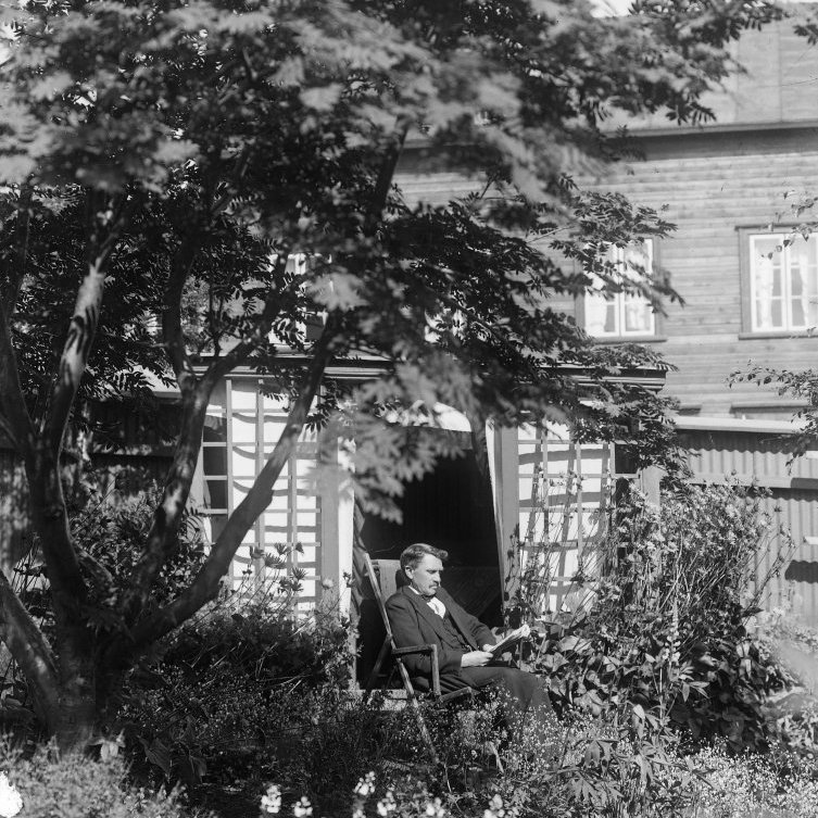 Séra Geir Sæmundsson vígslubiskup í garði sínum við Aðalstræti 8. Hann þjónaði Akureyrarprestakalli frá 1900 til 1927. Séra Geir hafði mjög fallega söngrödd og var tón hans í kirkjunni ógleymanlegt öllum sem á hlýddu. Hús hans, sem var byggt 1902, brann 1928.