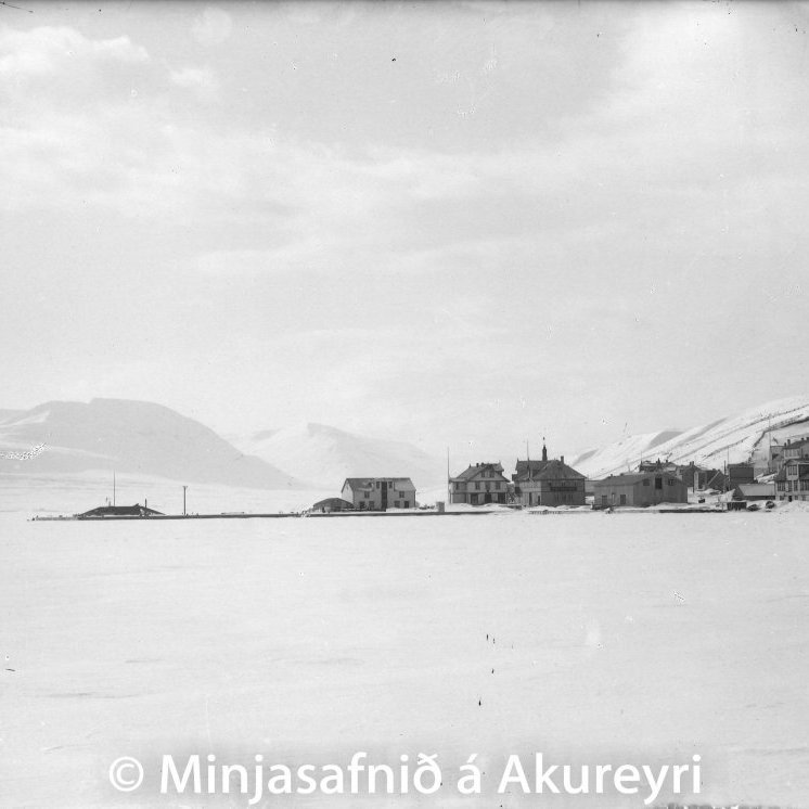 Um 1915. Vetur voru harðir á þessum árum og hafískomur tíðar.
