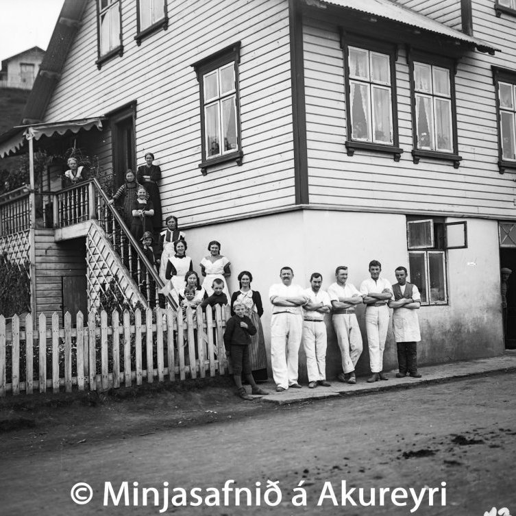 Íbúðar- og brauðgerðarhús Axels Schiöths, Hafnarstræti 23, byggt árið 1903. Hér sést hann ásamt fjölskyldu sinni og starfsliði árið 1912. Í þessu húsi var Knattspyrnufélag Akureyrar stofnað árið 1928.