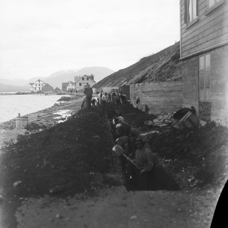 Vatnsveituframkvæmdir í Hafnarstræti árið 1903. Í fyrstu voru þær einkaframtak nokkurra manna og létu þeir grafa brunn ofarlega í Búðargili, norðanmegin. Má ennþá sjá ummerkin á þessum stað. 
Húsin nr. 23-41 voru flest í smíðum þetta ár.