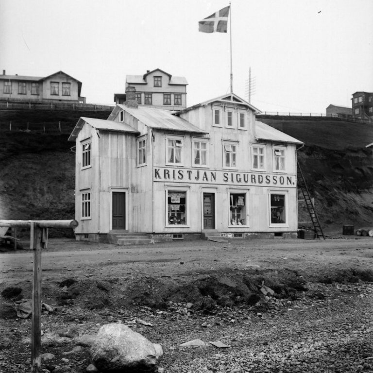 Verslunar- og íbúðarhús Kristjáns Sigurðssonar kaupmanns, Hafnarstræti 25, byggt árið 1912. Hann rak verslun sína til ársins 1941.