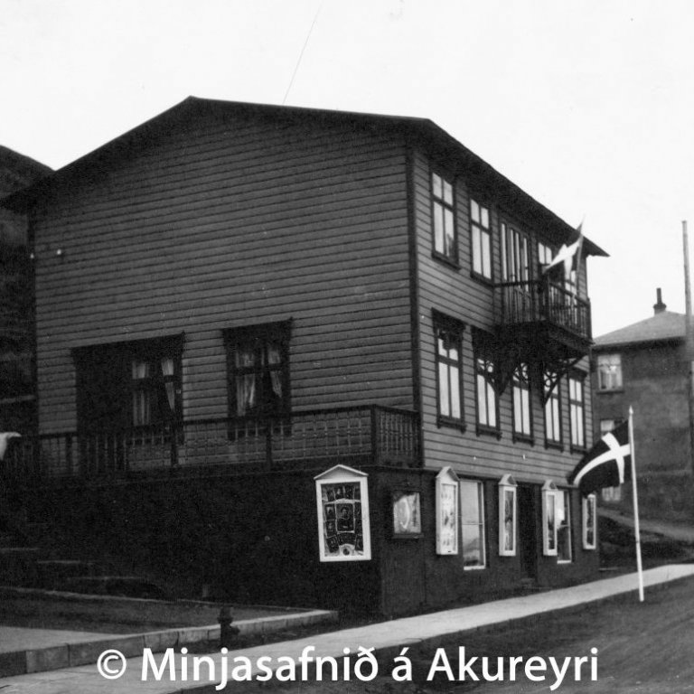 Hafnarstræti 41, hús Hallgríms Einarssonar ljósmyndara, byggt árið 1903. Myndasýningarkassar með mörgum ljósmyndum blöstu við augum vegfarenda. Á norðurstafni hússins stóð: ATELIER H. Einarsson.