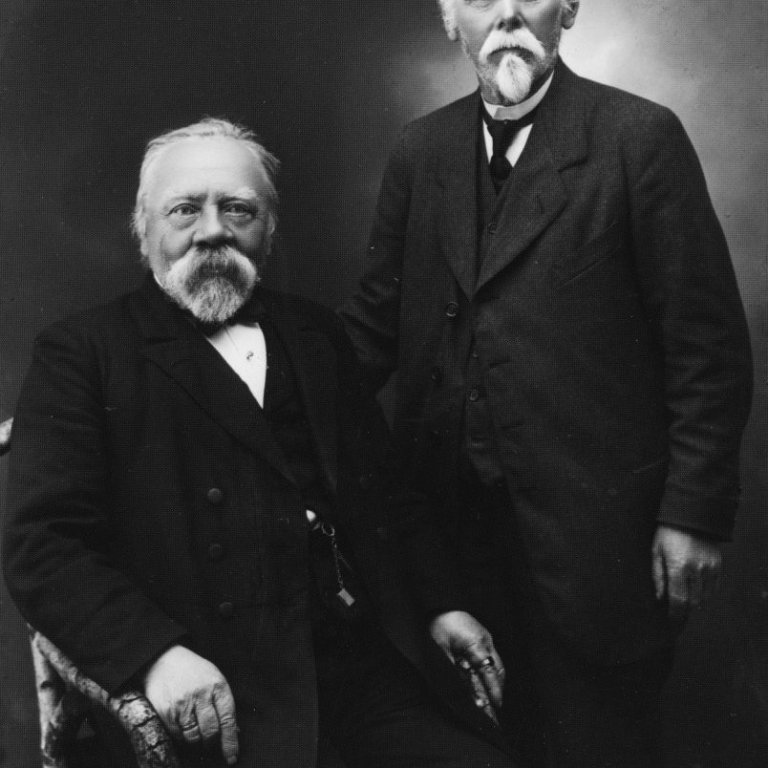 Bræðrasynirnir séra Kristján Eldjárn á Tjörn í Svarfaðardal *(situr) og Einar Thorlacius Hallgrímsson verslunarstjóri, faðir Hallgríms Einarssonar.