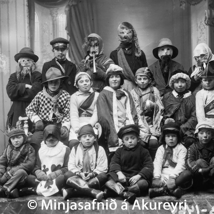 Lið ungra kattarsláttarmanna úr Innbænum árið 1928. Fremsta röð frá vinstri: Hörður Guðbrandsson, Geir Arnesen, Haraldur Karlsson, Halldór Þorsteinsson, Bergþór Njáll Halldórsson og Kristján Hallgrímsson.
Miðröð Pétur Hallgrímsson, Ásgrímur Stefánsson, Jóhann Hlíðar, Ólafur Stefánsson, Friðjón Karlsson og Leó Júlíusson.
Aftasta röð: Sigfús Axfjörð Snorrason, Jakob Snorrason, Tómas Jónsson, Steingrímur Sigurðsson, Þórhallur Pálsson og Jónas Hallgrímsson.