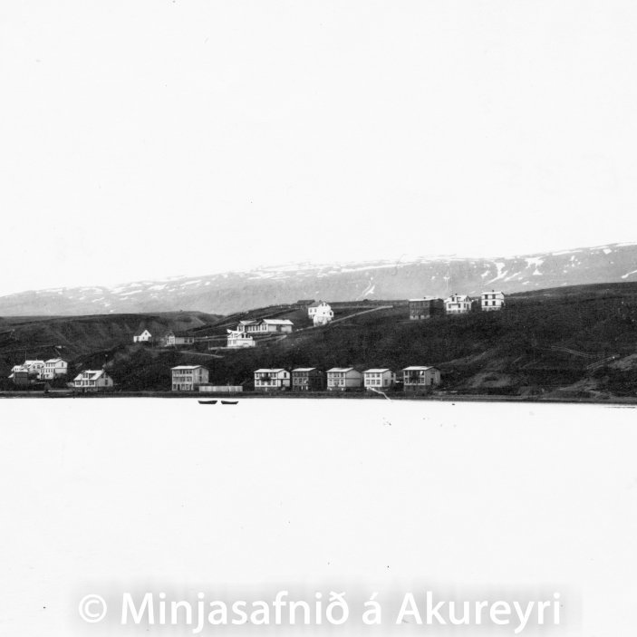 Innbærinn um 1900. Fremst eru húsin við Hafnarstræti. Sýslumannshúsið, Hafnarstræti 49, lengst til hægri, þá hús Hallgríms Einarssonar ljósmyndara, Hafnarstræti 41. Ofan við Sýslumannshúsið er Eyrarlandsstofan, Stofan sem svo var kölluð. Byggð um miðja síðustu öld. Fyrir framan spítalann á Syðri-Brekkunni er læknishúsið og hús Stefáns skólameistara. Ofan við spítalann er „Sóttvörn“ og Spítalavegur 15, 17 og 19.