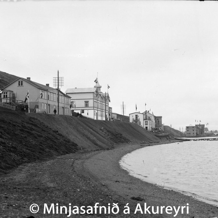 Við Hafnarstræti. Næst er barnaskólinn, Hafnarstræti  53, byggður árið 1900. Kennsla fór hér fram allt til ársins 1930, að flutt var í nýja skólahúsið á Brekkunni. Síðan Hafnarstræti 57, Góðtemplarahúsið – samkomuhús, leikhús, byggt 1906. Á efri hæð að norðan voru bæjarstjórnarfundir haldnir á „Litla sal“. Á neðstu hæð voru bæjarskrifstofurnar til ársins 1953. Þangað var Amtsbókasafnið einnig flutt úr Ráðhúsinu í Búðargili. Bókaverðir vorfu í mörg ár hjónin Guðrún Davíðsdóttir og Jóhann Ragúelsson og síðar Davíð Stefánsson, skáld frá Fagraskógi. Loks er hús Boga Daníelssonar, Hafnarstræti 64 og hús Sigurðar Fanndals kaupmanns, Hafnarstræti 66. Þar var póshús og samkomusalur með leiksviði. Það brann árið 1951.