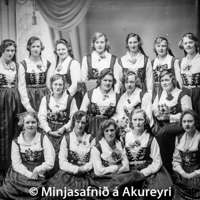 Framreiðslustúlkur í veislu, sem haldin var í samkomuhúsinu til heiðurs dönsku konungshjónunum Kristjáni X og Alexandrinu.
Fremsta röð frá vinstri: Kristín Bjarnadóttir, Vilborg Pálsdóttir, Sigurey Sigurðardóttir, Guðrún Sveinbjarnardóttir og Guðrún Jónsdóttir. Miðröð: Laufey Lilliendahl, Hulda Jensson, Rósa Jónatansdóttir og Borghildur Jónsdóttir. Aftasta röð: María Ísafold Emilsdóttir, Axelína Dúadóttir, Anna Schiöth, Lovísa Frímannsdóttir, Elsa Jensen, Jóhanna Jóhannsdóttir og Hermína Sigurgeirsdóttir.