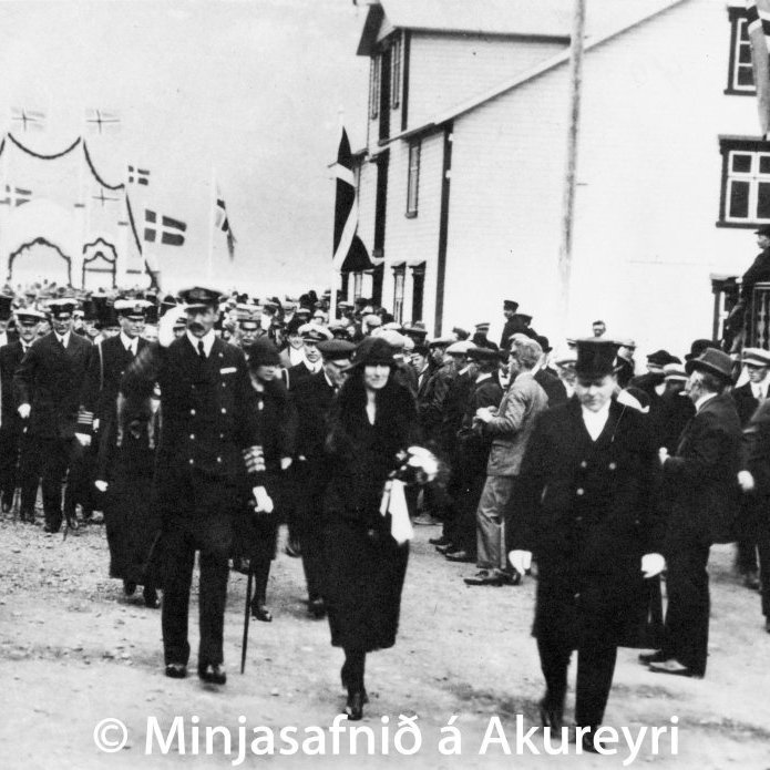 Konungskoman árið 1926. Kristján konungur X og Alexandrina drottning stíga á land á Tuliniusarbryggju 26. Júní. Jón Sveinsson bæjarstjóri gengur þeim við hlið.
