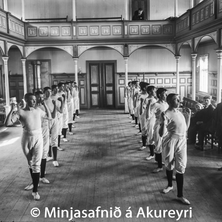 Lárus J. Rist og sýningarflokkur hans á æfingu í Gúttó.