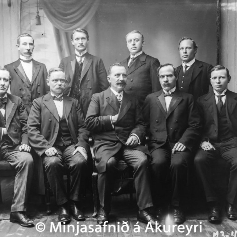 Kennarar við Gagnfræðaskólann á Akureyri árið 1919 ásamt skólameistara, Stefáni Stefánssyni. Fremri röð frá vinstri: Brynleifur Tobiasson, Árni Þorvaldsson, Stefán Stefánsson, Lárus Bjarnason og Jónas Snæbjörnsson. Aftari röð: Lárus J. Rist, Sigurður E. Hlíðar, Júlíus Havsteen og Áskell Snorrason.