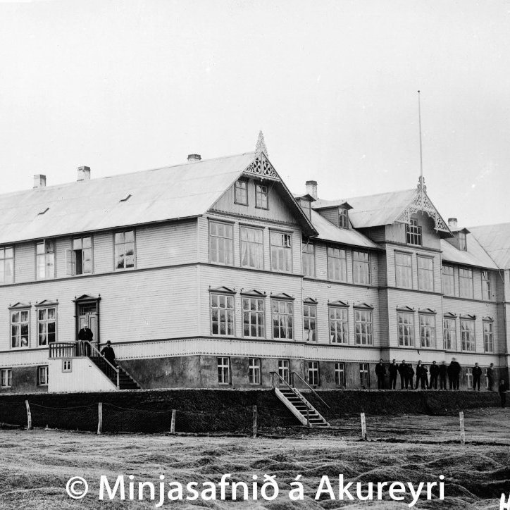 Gagnfræðaskólinn á Akureyri nýbyggður. Sigtryggur Jónsson timburmeistari reisti húsið 1904-1905. Nær sér á Eyrarlandstúnið, þar sem konur gerðu Lystigarð Akureyrar árið 1912.