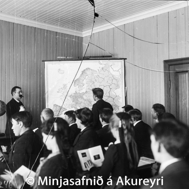 Kennslustund í landafræði í þriðja bekk Gagnfræðaskólans 1908-1909. Kennari er Stefán Stefánsson skólameistari.