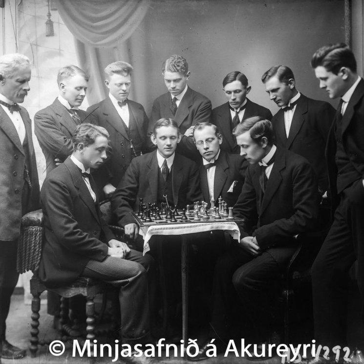Fyrsta skákþing Skákfélags Akureyrar (eftir endurreisn) og jafnframt fyrsta skákþing Norðurlands, haldið í maí 1920. Sitjandi frá vinstri: Ari Guðmundsson, Þorsteinn Thorlacius, Einar J. Reynis og Halldór Arnórsson. Standandi: Lárus Thorarensen, Áskeri Matthíasson.