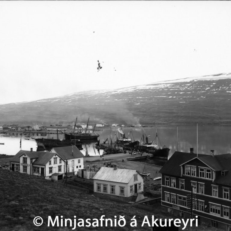 Hafnarstræti árið 1909. Frá vinstri er Hamborg, Hafnarstræti 94, þá Edinborg (síðar Gudmannsverslun) nr. 92, verslunarhús Kaupfélags Eyfirðinga nr. 90, byggt árið 1898 og Íslandsbanki nr. 88, síðar Útvegsbanki Íslands, byggður árið 1900. Barkskipum hefur verið siglt upp í fjöru norðan Torfunefsbryggju til botnhreinsunar.