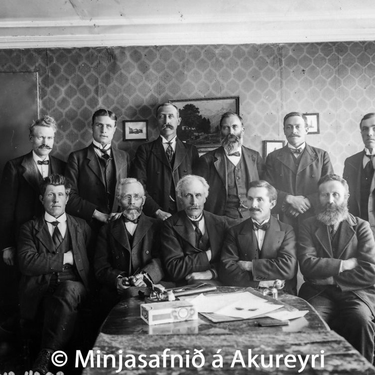 Kjörnir fulltrúar og gestir á aðalfundi Sambands íslenskra samvinnufélaga 26. apríl 1916. 
Sitjandi frá vinstri: Þórólfur Sigurðsson Baldursheimi frá K.Þ.., Pétur Jónsson Gautlöndum formaður SÍS, Sigurðu Jónsson Ysta-Felli frá K.Þ. Hallgrímur Kristinsson erindreki SÍS og Helgi Laxdal Tungu frá Kf. Svalbarðseyrar. Standandi: Ingimar Eydal frá KEA, Edvard Runólfsson Borgarnesi (gestur), Ingólfur Bjarnason Fjósatungu frá Kf. Svalbarðseyrar, Steinþór Björnsson Litluströnd frá K.Þ., Davíð Þorsteinsson Arnbjargarlæk frá Kf. Borgfirðinga (gestur) og Jón Árnason Stóra-Vatnsskarði frá Sláturfélagi Skagfirðinga (gestur).