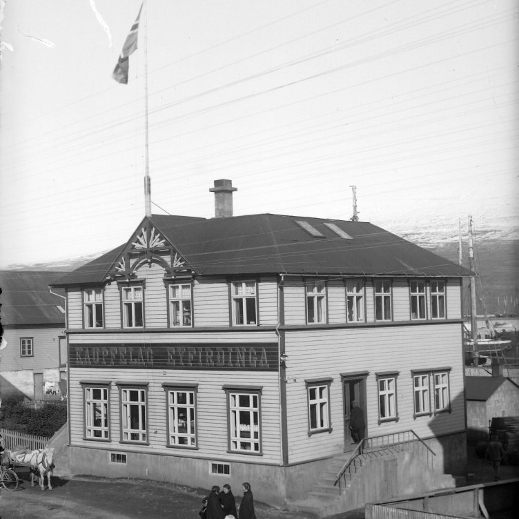 Verslunarhús Kaupfélags Eyfirðinga, Hafnarstræti 90, eftir að það var stækkað verulega 1921. Héðan fluttist starfsemin árið 1930 í nýbyggingu í Hafnarstræti 91.