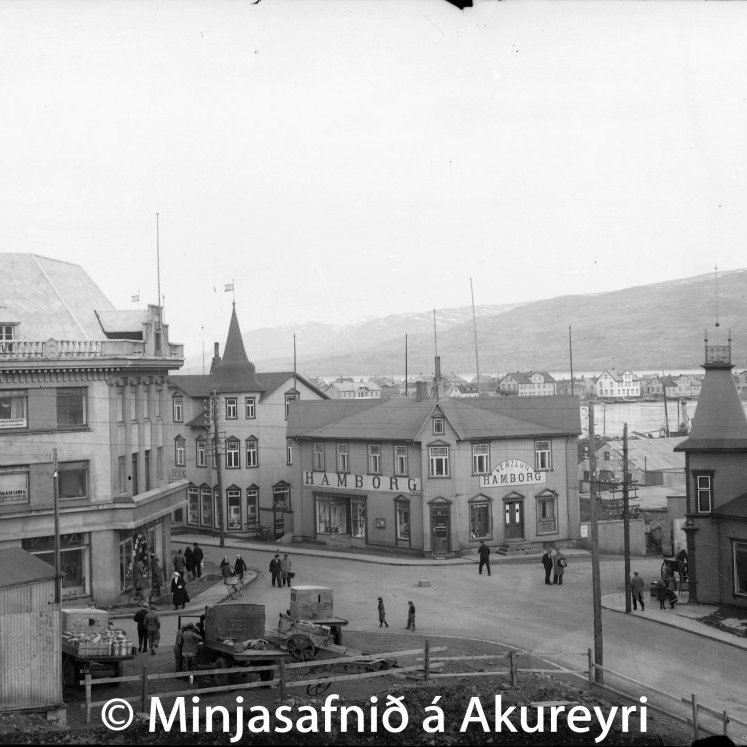 Miðbær Akureyrar árið 1931. Fremst sést hvar útgröftur er hafinn á grunni Hótel KEA. Til vinstri er nýbyggt verslunar- og skrifstofuhús KEA. Fyrir miðju eru verslanirnar París, reist árið 1913 og Hamborg, reist árið 1909. Þessar verslanir áttu bræðurnir Sigvaldi og Jóhannes Þorsteinssynir, en þeir ráku áður verslunina Berlín í Aðalstræti 10.
