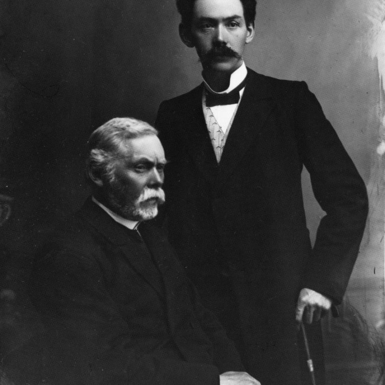 Einar Th. Hallgrímsson (1846-1926) og sonur hans Hallgrímur Einarsson , ljósmyndari (1878-1948).