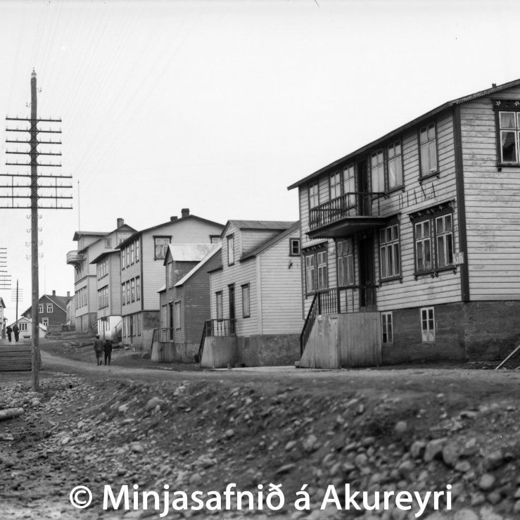 Horft suður Hafnarstræti, í Bótinni, árið 1910. Efst hægra megin götunnar: Jerúsalem Hafnarstræti 93, sem síðar varð vöruhús KEA. Hótel Goðafoss nr. 95, byggt 1906, varð síðar Stjörnu-Apótek. Skóverslun M.H. Lyngdal nr. 97, byggt 1903, varð síðar bókabúðin Huld. Hús Jóns Friðfinnssonar nr. 99, byggt 1898 og hús Johans Christensen nr. 101, nú verslunarhús Amaró. Laxdalshús nr. 103, byggt árið 1903, síðar skóverslun M.H. Lyngdal.