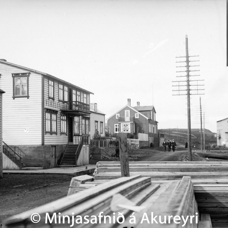 Horft norður Hafnarstræti, í Bótinni, árið 1910. Frá vinstri Hafnarstræti 101 og 103, þá hús Magnúsar Einarssonar organista, nr. 105, byggt 1879, og Jóns Einarssonar rakara, nr. 105b, byggt 1897. Fjær er hús Júlíusar Sigurðssonar nr. 107, byggt 1897. Þar var Landsbanki Íslands til húsa 1904-1931. Útvegsbanki Íslands var síðar á þessum stað. Til hægri er húsið nr. 102, sem Þorvaldur Sigurðsson kaupmaður átti um tíma. Síðar rak Eiríkur Kristjánssona, kaupmaður, verslun þar. Húsið brann árið 1942. Þar er nú hús sem áður hýsti Póst og síma.
