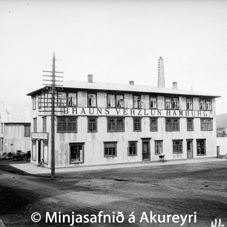 Hafnarstræti 100, verslunarhús Richards N. Brauns, þýsk kaupmanns frá Hamborg. Verslunin var stofnuð í Reykjavík árið 1904 en útibú á Akureyri 1909. Árið 1919 flutti Braunsverslun í Hafnarstræti 106, en Baldvin Ryel sem verið hafði þar verslunarstjóri stofnaði eigin verslun í Hafnarstræti 100. Í húsinu var um langt árabil Hótel Gullfoss, sem rekið var með miklum myndarskap. 
Jónas Gunnarsson og Sigtryggur Jóhannesson byggðu Hafnarstræti 100 og ráku þeir timbursölu í austurendanum. Þar var líka mikill þurrkklefi fyrir timbur og þess vegna var þessi óvenju hái reykháfur á húsinu. Það brann árið 1945.