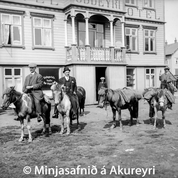 Haldið heim frá Hótel Oddeyri að lokinni kaupstaðarferð. Til hægri sést Túngata 1, hús Sigurðurar Bjarnasonar útgerðarmanns, byggt árið 1907. Það brann árið 1944.