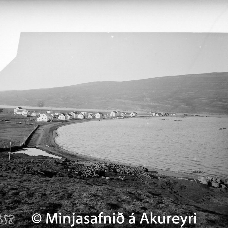 Oddeyrin árið 1895. Sum þeirra húsa sem hér sjást standa enn, svo sem hús Gránufélagsins Strandgata 49, byggt árið 1872, Havsteenshús Strandgata 35, byggt 1888, hús Jóns Borgfjörðs Strandgata 27, byggt 1872, hús Bjarna Einarssonar Strandgata 17, byggt 1886, Prentsmiðja Björns Jónsonar Norðurgata 17, byggt 1884 (ber hæst til vinstri). Lundur, fyrsta húsið sem byggt var á Oddeyri laust fyrir 1860 og stendur við Eiðsvallagötu, sést til vinstri við prentsmiðjuna. Láta mun nærri að staðsetja megi Ráðhústorgið í fjöruborðinu á miðri mynd.